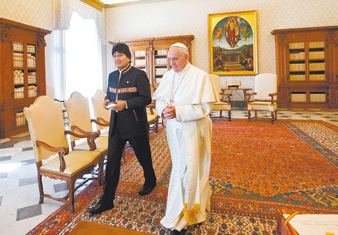 Reunión. Francisco recibió a Evo Morales en la Biblioteca del Palacio Apostólico del Vaticano.