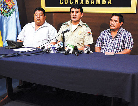 Cochabamba. Felipe Cáceres (der.) presenta droga decomisada.