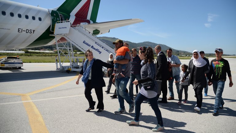 Las familias musulmanas suben al avión papal