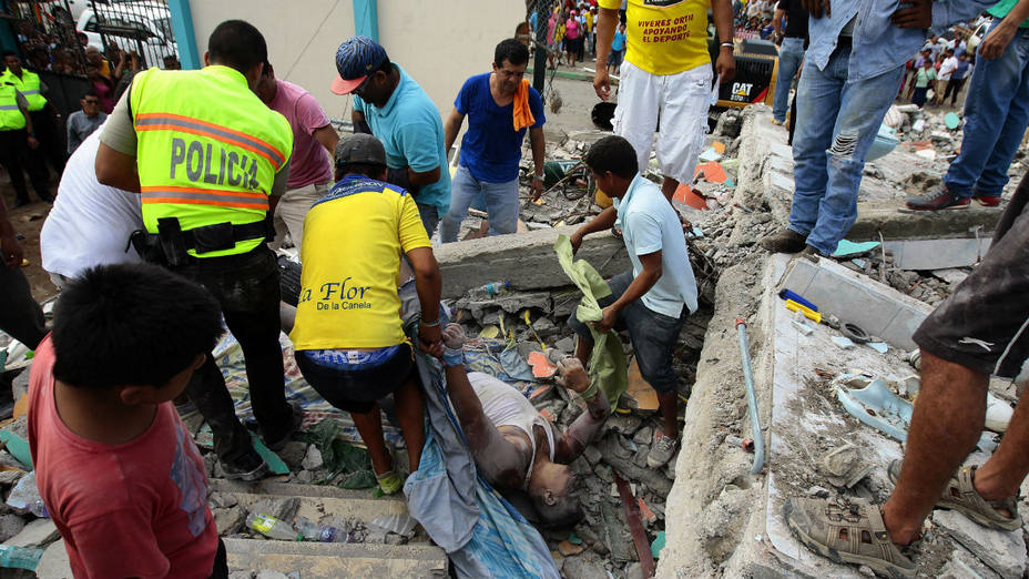 Pobladores rescatan un cuerpo entre los escombros en la localidad de Pedernales, Ecuador.