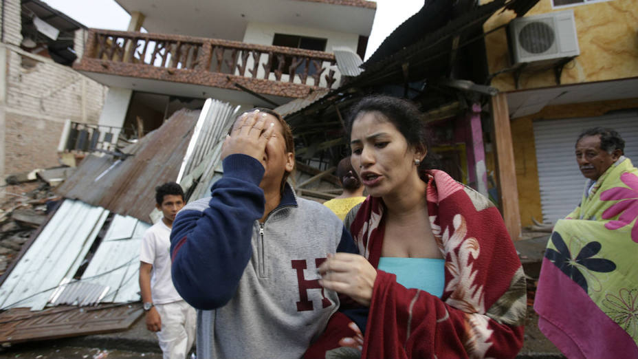Una mujer llora mientras se encuentra junto a la casa destruida por el terremoto en la ciudad costera del Pacífico de Pedernales, Ecuador.