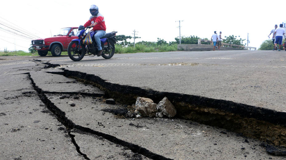 El fuerte sismo de 7,8 grados de magnitud destrozó vías e inmuebles en la cosa norte de Ecuador. AP