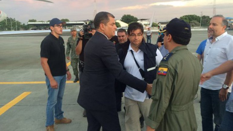 Rafael Correa en su arribo a la ciudad de Manta