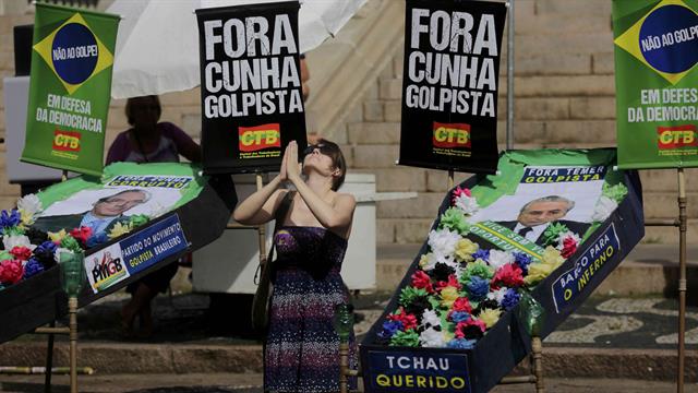 Una manifestante en contra del impeachment de la presdenta Dilma Rousseff en Porto Alegre. Foto: Reuters / Lunae Perracho