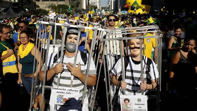 Manifestantes en San Pablo, llevan muñecos del ex presidente Lula Da Silva y la presidente Dilma Rousseff, se manifiestan en favor del impeachment de la presidenta. Foto: AP / Andre Penner