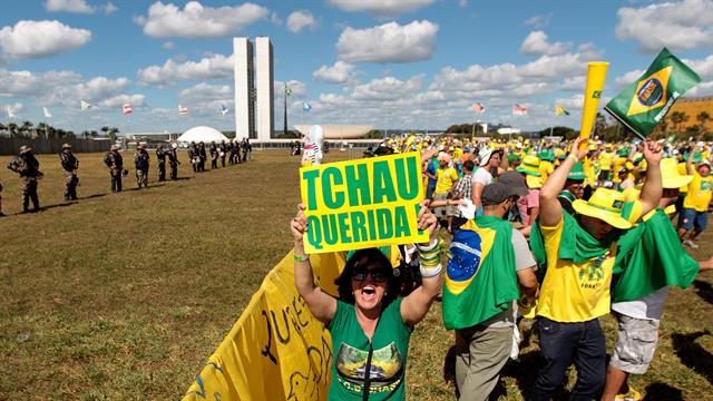 Manifestantes en Brasilia en favor del impeachment de la presidenta Dilma Rousseff, con un cartel que dice ¨Chau querida¨. Foto: AP / Joedson Alves