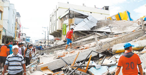 Al menos suman 272 los fallecidos y 2.068 los heridos tras el terremoto. Foto: AFP