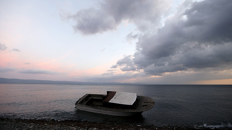 Barco utilizado por los refugiados para cruzar el mar Egeo desde las costas turcas en la isla griega de Lesbos, 21 de noviembre de 2015.