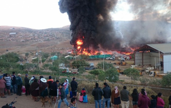 Bomberos controlan ingente incendio en el botadero de llantas en Cochabamba