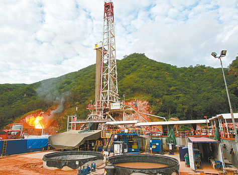 Operaciones. Actividades de explotación petrolera que efectúa la firma Repsol en el campo Margarita.