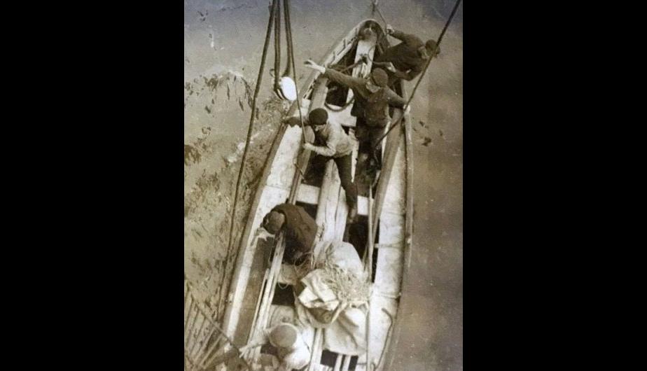 La tripulación del <span class="caps">RMS</span> Oceanic regresa tras encontrar los tres cuerpos que viajaban a la deriva tras el hundimiento del Titanic. Murieron por la exposición al clima. (Foto:HAldridge/BNPS)