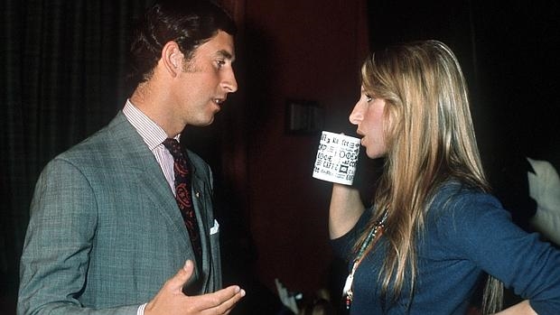 Carlos de Inglaterra y Barbra Streisand en su primer encuentro, en 1974