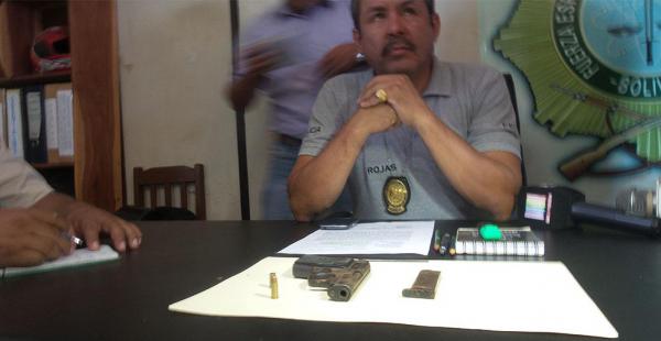 El director policial de Los Lotes muestra el arma con el que actuó Florencio Patzi el lunes por la noche