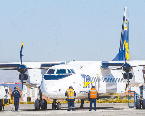 El Alto. Una aeronave de Transporte Aéreo Militar (TAM) en la pista de aterrizaje del Aeropuerto Bartolina Sisa.