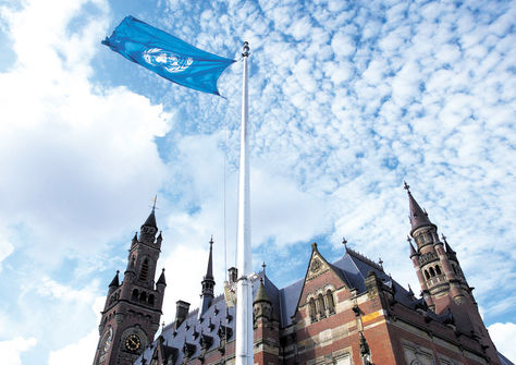 La Haya. Una bandera de la ONU flamea cerca del Palacio de la Paz.