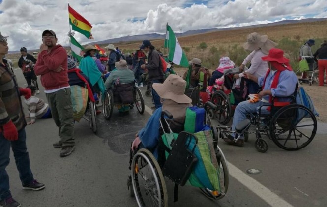 Discapacitados suman adeptos y prevén llegar a El Alto el lunes