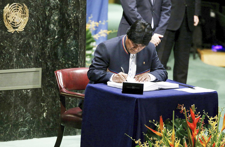 El presidente Evo Morales, firma el Acuerdo de París contra el cambio climático durante la ceremonia, en la sede de la Naciones Unidas de Nueva York (EE.UU.) 