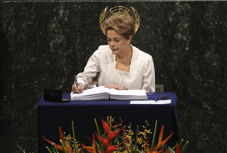 La presidenta de Brasil, Dilma Rousseff, firma el Acuerdo de París durante la ceremonia en la sede de la Naciones Unidas de Nueva York (EE.UU.) 