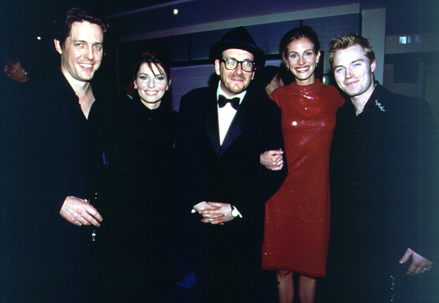 Por contrato, tiene que haber al menos dos músicos entre Hugh y yo cada vez que posemos para una foto. Shania Twain y Elvis Costello me parecen bien.