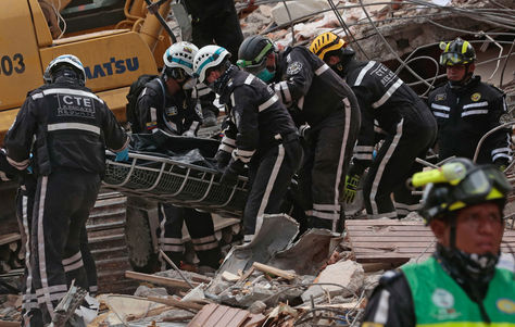  Los equipos de rescate recuperan un cadáver de entre los escombros en Manabí, Ecuador.