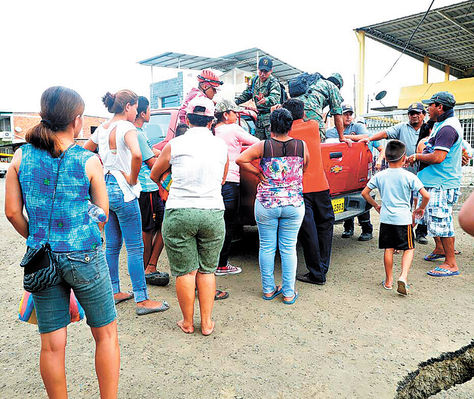 Provisión. Uniformados ecuatorianos hacen entrega de las donaciones enviadas desde Bolivia.