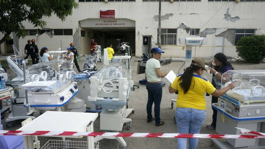 Las autoridades de Ecuador solicitaron la colaboración de un contingente español de rescatistas para recuperar el material especializado del Hospital General de Chone, en Ecuador. (Luismi Ortiz/Efe)