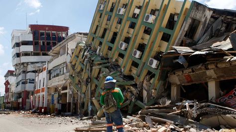 Una réplica de 6 grados en la escala abierta de Richter volvió a sacudir una zona del norte de la costa de Ecuador, en la que el pasado sábado ocurrió un terremoto de 7,8 grados que ha dejado al menos 480 muertos. Foto: EFE 