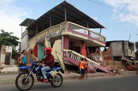 Una semana después del fatal terremoto que golpeó Ecuador, los ciudadanos se debaten entre el miedo que les producen las réplicas y el deseo de volver a la normalidad 