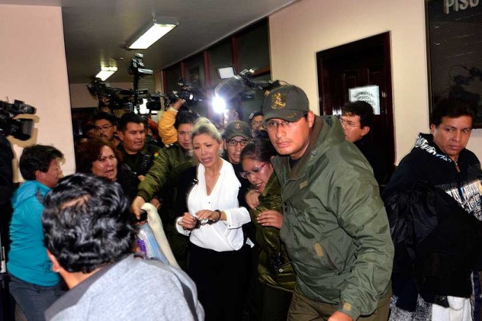DETENIDA. La ex pareja del presidente Evo Morales, Gabriela Zapata, tras la audiencia que determinó su detención