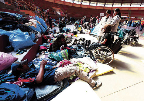 Reposo.Personas con discapacidad descansan en el coliseo Héroes del Chaco, hoy llegarán a La Paz. Foto: Alejandra Rocabado 