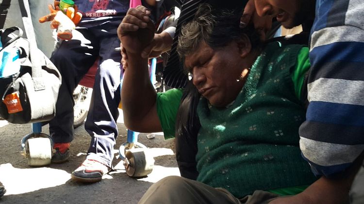 Los discapacitados intentan ingresar a plaza Murillo y son gasificados