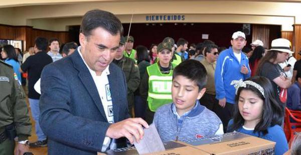 El ministro de la Presidencia, Juan Ramón Quintana deposita su voto este domingo de elecciones subnacionales 2015