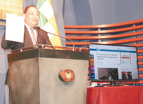 Informe. Romero habla sobre el caso Zapata. Durante la rueda de prensa se mostró el reporte digital del diario brasileño.