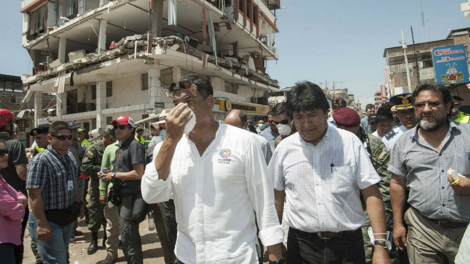 Rafael Correa junto con el presidente Evo Morales recorren una zona severamente afectada por el terremoto. EFE