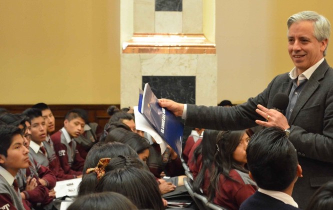 Estudiante sorprende al Vice y pregunta por qué no se puede entregar el bono a discapacitados