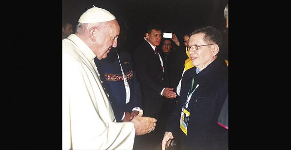 Julio César Caballero saluda al papa en Viru Viru. Fue en 2015