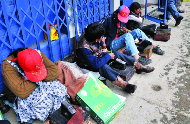 En Bolivia 34.000 niños trabajan y estudian, revela primer registro
