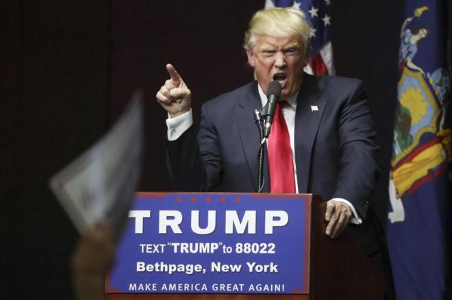 El candidato republicano a las primarias Donald Trump, en un mitin de campaña en Bethpage (Nueva York). CARLO ALLEGRIREUTERS