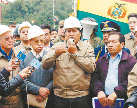 tarija. El presidente Evo Morales, junto a una comitiva en el campo San Alberto, donde hizo el anuncio de la nacionalización, el 1 de mayo de 2006.
