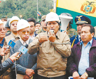 tarija. El presidente Evo Morales, junto a una comitiva en el campo San Alberto, donde hizo el anuncio de la nacionalización, el 1 de mayo de 2006.