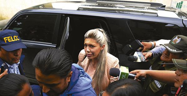 Gabriela Zapata, la expareja del jefe de Estado, compró un Nissan Patrol y lo anotó a nombre de otra persona