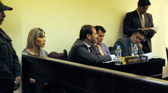 Gabriela Zapata junto a su equipo de abogados defensores durante su audiencia en el juzgado Tercero Penal de La Paz, ayer. - Wilson Aguilar La Prensa Gabriela Zapata junto a su equipo de abogados defensores durante su audiencia en el juzgado Tercero Penal de La Paz, ayer. - Wilson Aguilar La Prensa