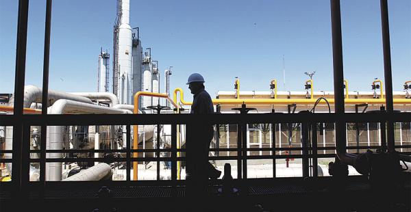 El sector de hidrocarburos es uno de los más afectados por          la falta de reglamentación