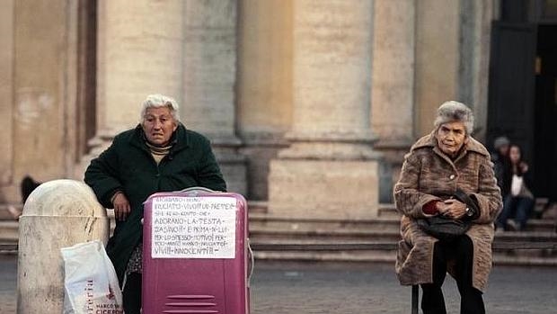 Dos mujeres indigentes en una calle de Roma