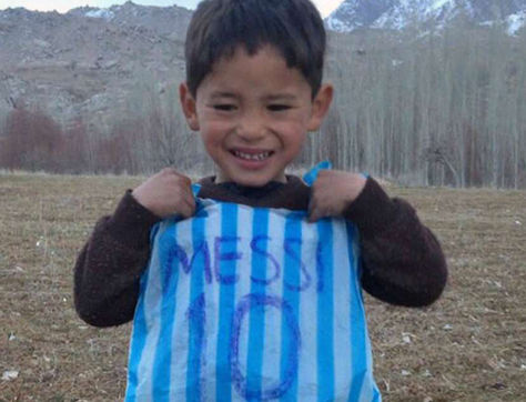 Murtaza Ahmadi posa con su camiseta hecha con una bolsa de plástico. Foto: www.sportal.co.nz