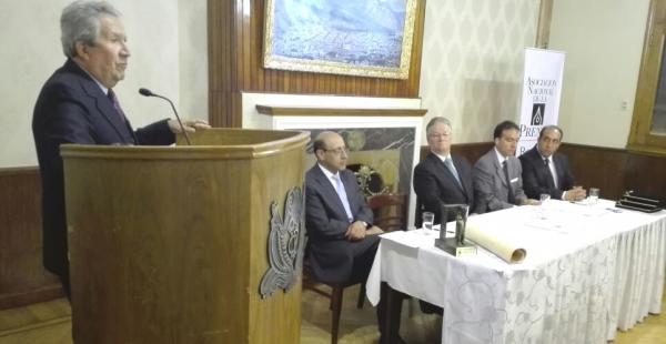 Humberto Vacaflor después de haber recibido el premio Libertad
