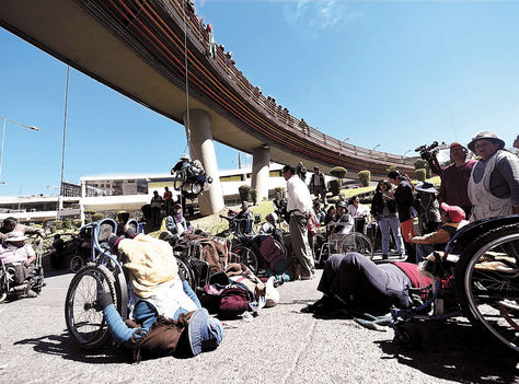 Protesta. Los discapacitados, en vigilia en la pasarela de la Pérez Velasco (La Paz).