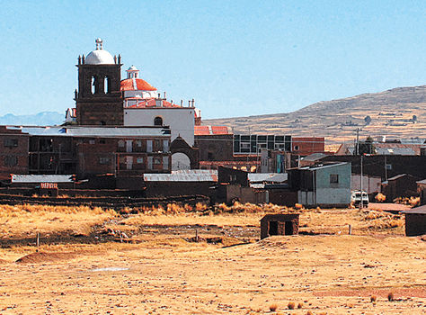 Fronterizo. Población Jesús de Machaca, que se halla a 108 km de la ciudad de La Paz y a 20 km de Perú.