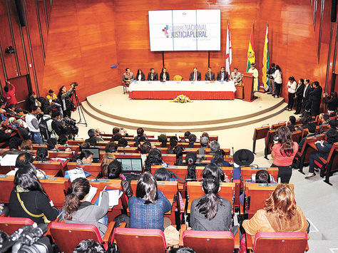Sucre. Autoridades y delegados judiciales durante la convocatoria a la Cumbre Nacional de Justicia.