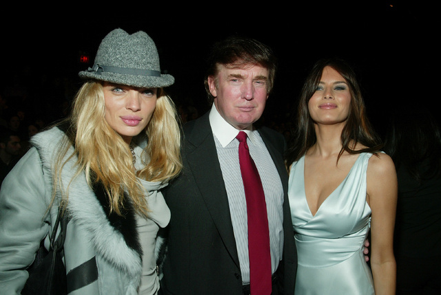 En buena compañía: Trump rodeado de Esther Cañadas y su esposa Melania Trump en el año 2003.